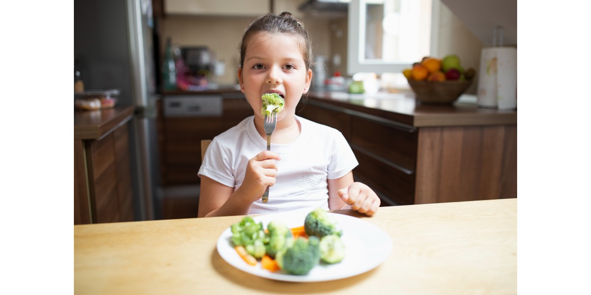 Girl eating vegetables